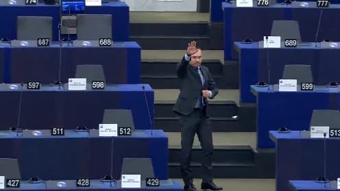 Nel mezzo dell’emiciclo, un eurodeputato bulgaro fa a LaREM un saluto nazista.  selezionato
