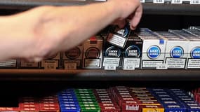 Les acheteurs de cigarettes à la sauvette risquent désormais une amende de 135 euros, cet acte étant désormais sanctionné par une contravention de quatrième classe.
