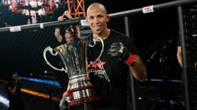 Le combattant français Gael Grimaud après sa victoire pour le titre des moyens lors du premier événement Hexagone MMA en juillet 2021
