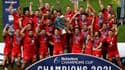 Le demie de mêlée et capitaine de Toulouse Antoine Dupont, entouré de ses coéquipiers, soulève le trophée de la Coupe d'Europe de rugby après la victoire du Stade toulousain sur La Rochelle au stade de  Twickenham à Londres, le 22 mai 2021 