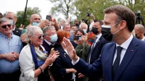 Le président Emmanuel Macron salue des électeurs au Touquet (Pas-de-Calais) le 20 juin 2021