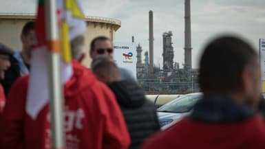 Des grévistes devant la raffinerie TotalEnergies à Gonfreville-l'Orcher, dans le nord-ouest de la France, le 10 octobre 2022