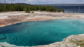 La source chaude appelée "Abyss Pool" du parc national de Yellowstone aux Etats-Unis.
