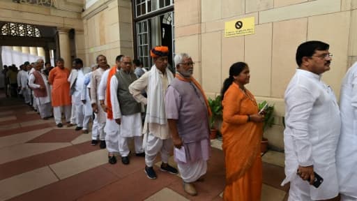 Des membres du Parlement indien font la queue pour voter afin d'élire le prochain président du pays, à New Delhi le 17 juillet 2017