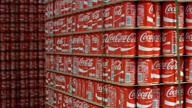 Un stock de canettes de Coca Cola dans l'usine française de Grigny (Ile-de-France)