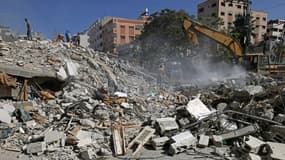 Les décombres d'un immeuble de Gaza bombardé par Israël sont déblayés, le 16 mai 2021