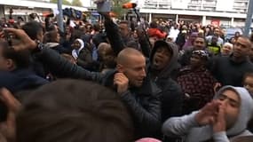 La foule hue François Hollande lors de sa visite à La Courneuve, le 20 octobre 2015.