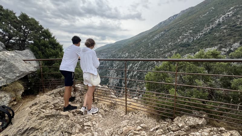 Des randonneurs admirent la vue depuis le belvédère de Mayreste, étape du sentier du Bastidon