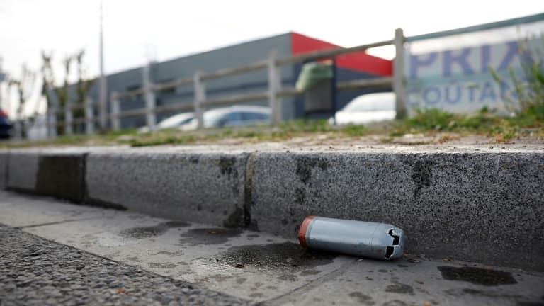 Une douille à l'endroit où un jeune majeur a été blessé par balle lors d'une intervention policière, à Drancy, en Seine-Saint-Denis le 3 mai 2025 Une douille à l'endroit où un jeune majeur a été blessé par balle lors d'une intervention policière, à Drancy, en Seine-Saint-Denis le 3 mai 2025