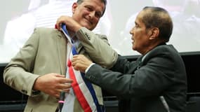 Louis Aliot (RN) enfile son écharpe de maire de Perpignan après avoir été officiellement élu par le conseil municipal le 3 juillet 2020