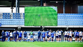 Les joueurs du XV de France attentifs à ce qui leur est projeté sur un écran géant, la nouveauté technologique du staff