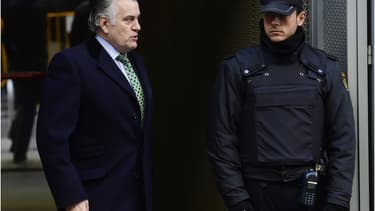 L'ex-sénateur et ancien trésorier du parti populaire actuellement au pouvoir, Luis Barcenas, accusé de fraude et de blanchiment d'argent, est sorti de prison en janvier 2015 et attend son procès.