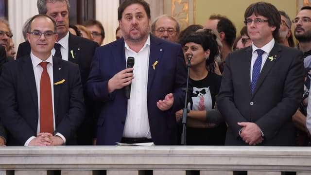 Oriol Junqueras au centre, et Carles Puigdemont à droite.