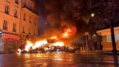Un incendie allumé par des manifestants bloque une rue près de la place des Fêtes, lors d'une manifestation dans le cadre du mouvement "Bloquons tout!", à Paris, le 10 septembre 2025. 