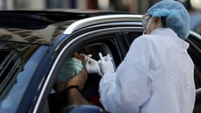 Une biologiste effectue un prélèvement pour un test du coronavirus dans un drive à Neuilly-sur-Seine, le 22 avil 2020 près de Paris