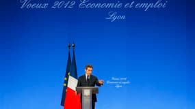 Talonné par Marine Le Pen dans un sondage diffusé jeudi, Nicolas Sarkozy a affiché lors d'un déplacement à Lyon sa volonté de réformer "jusqu'à la dernière minute" tandis que son principal concurrent dans la course à l'Elysée, le socialiste François Holla