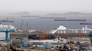 Navires au large du port de Marseille. La France a commencé à puiser dans ses stocks pétroliers pour pallier les perturbations dans l'approvisionnement en carburant provoquées par les grèves dans les raffineries et les terminaux pétroliers. /Photo prise l