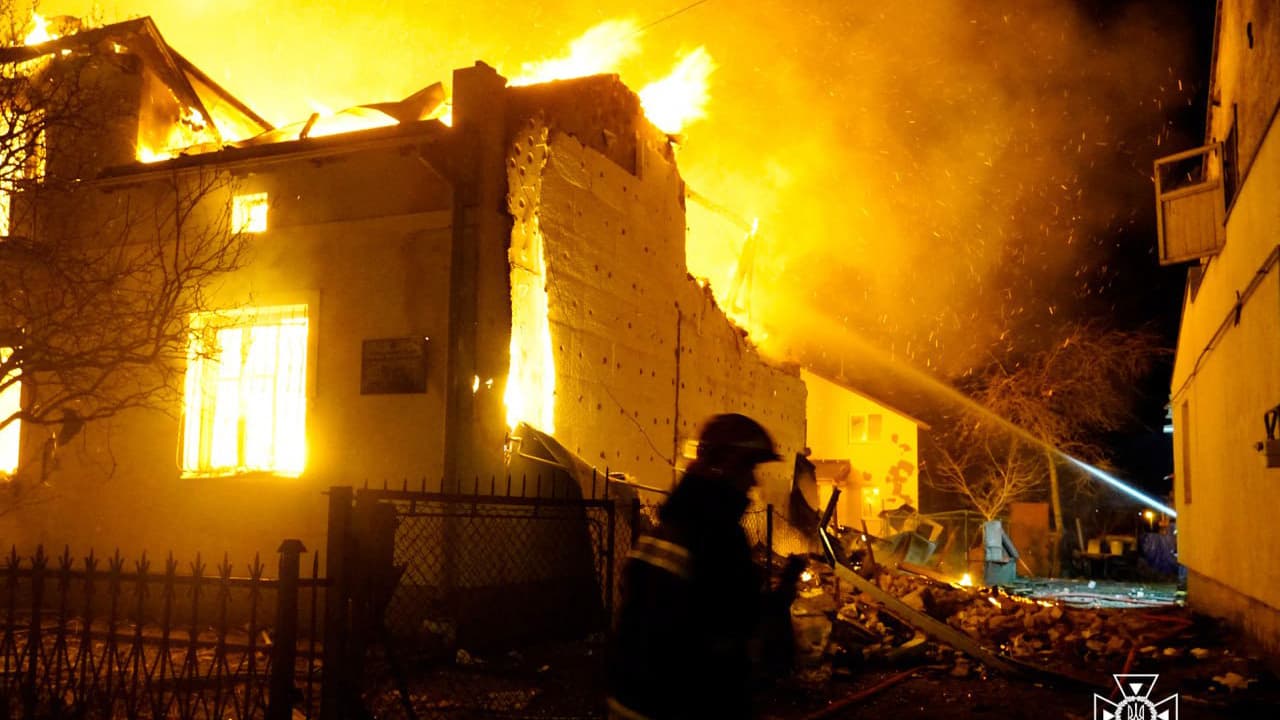 Des pompiers tentent d'éteindre un incendie au musée Shukhevych après une attaque de drones, à Lviv, en Ukraine, le 1er janvier 2024