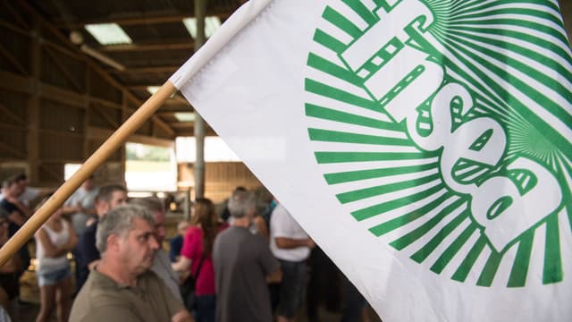 Un drapeau de la FNSEA qui demande la fin de l'arrêté (photo d'illustration)
