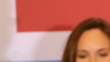 Doug Jones salue ses supporters, le 12 décembre 2017 à Birmingham, dans l'état américain de l'Alabama.