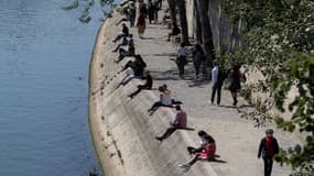 Des personnes profitant du soleil et assises sur les berges de la Seine à Paris, le 15 mai 2020. (Photo d'archive)