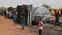 Des habitants de Niamey contemplent le 6 mai 2019 les débits calcinés d'un camion-citerne qui a explosé dans la nuit, faisant au moins 58 morts.