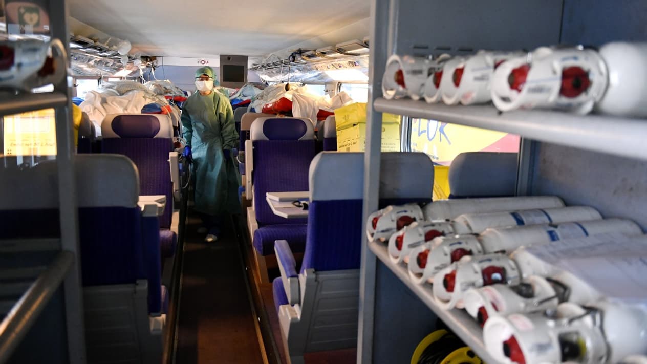 Le personnel soignant s'installe à bord du TGV médicalisé qui transporte 24 malades du Covid-19 de Nancy à Bordeaux, le 29 mars 2020 Le personnel soignant s'installe à bord du TGV médicalisé qui transporte 24 malades du Covid-19 de Nancy à Bordeaux, le 29 mars 2020