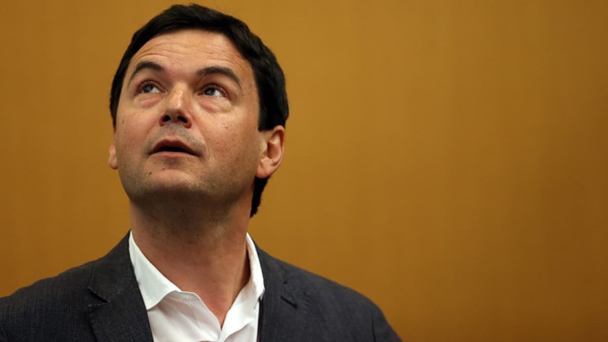 "SOIT ILS IGNORENT L'HISTOIRE, SOIT ILS SONT HYPOCRITES": THOMAS PIKETTY MARTÈLE QUE LA RÉDUCTION DE LA DETTE PUBLIQUE DOIT PASSER PAR UNE CONTRIBUTION DES PLUS HAUTS PATRIMOINES