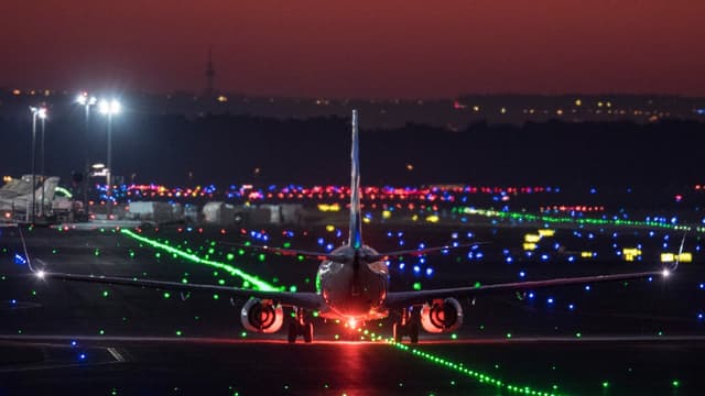 Un avion à l’atterrissage à l'aéroport de Francfort, en Allemagne (PHOTO D'ILLUSTRATION)