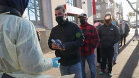 Des Américains font la queue pour recevoir des tests de dépistage au Covid-19 à New York, le 23 décembre 2021.