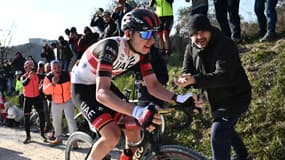 Le Slovène Tadej Pogacar, vainqueur des Strade Bianche, lors de son échappée solitaire de plus de 50 km, le 5 mars 2022 autour de Sienne