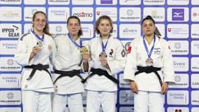 La judoka française Doria Boursas (3e en partant de la gauche) sur le podium à côté de l'Israélienne Kerem Primo (à droite)