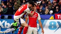 Mikel Merino félicité par Declan Rice lors d'un match Leicester-Arsenal, le 15 février 2025