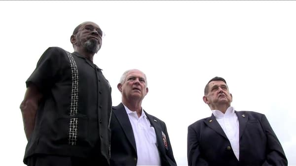 Invités par John Kerry, les trois marines qui avaient retiré le drapeau en 1961, Jim Tracy, F. W. Mike East et Larry C. Morris, hisseront de nouveau la bannière étoilée en un geste de fraternité symbolique. La fin d'une parenthèse de 54 ans. Invités par John Kerry, les trois marines qui avaient retiré le drapeau en 1961, Jim Tracy, F. W. Mike East et Larry C. Morris, hisseront de nouveau la bannière étoilée en un geste de fraternité symbolique. La fin d'une parenthèse de 54 ans.