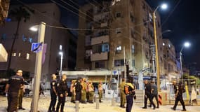 Cette photo des forces de sécurités israéliennes a été prise après l'explosion d'une roquette à Tel-Aviv, le 7 octobre 2023. Depuis samedi, la société International SOS a reçu près de 300 appels pour des demandes ou conseils depuis cette zone. 