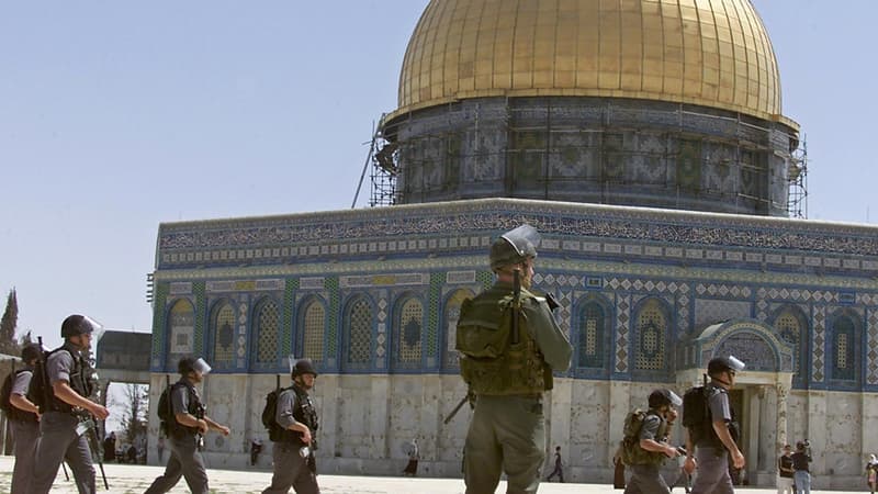 Des policiers israéliens devant l'Esplanade des mosquées, en 2001.