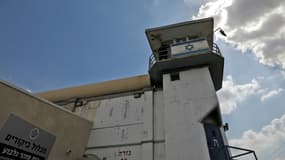 Un officier de police surveille la prison de Gilboa, dans le nord d'Israël, depuis une tour d'observation, le 6 septembre 2021. (ILLUSTRATION)