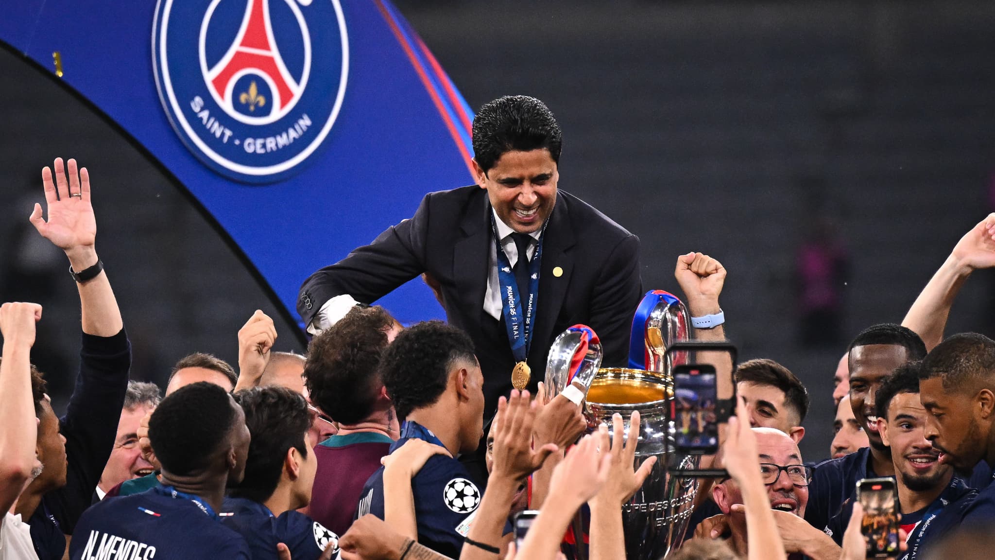 Nasser Al-Khelaïfi porté par les joueurs du PSG après le sacre en Ligue des champions, 31 mai 2025
