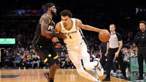 Victor Wembanyama au duel avec Royce O'Neale lors de la défaite des San Antonio Spurs à Phoenix (104-93, NBA Cup), le 3 décembre 2024