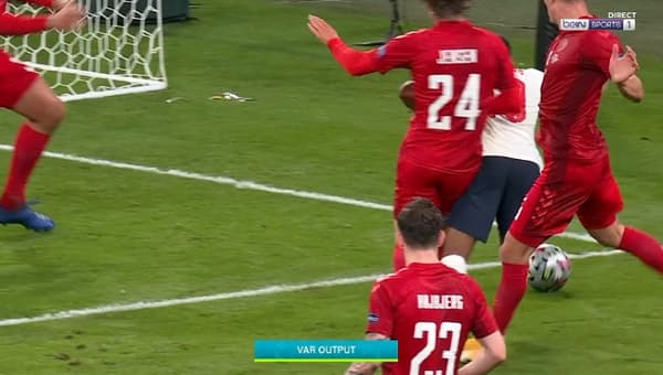 Le penalty sifflé pour une faute sur Sterling lors d'Angleterre-Danemark