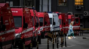 Des dizaines d'ambulances attendent devant le service des urgences pour le Covid-19 à l'hôpital Santa Maria, à Lisbonne le 28 janvier 2021