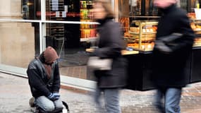 Dans certaines villes, le mobilier urbain est modifié pour repousser les sans-abri, déplore le président d’Emmaüs France.
