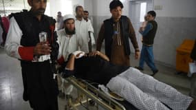 Des soignants pakistanais déplacent un homme blessé après un attentat suicide, le 15 février 2017 à hôpital de Peshawar