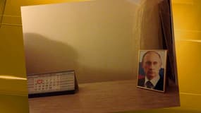Dans une salle de réception d'un hôtel de Sotchi: "pas de plancher", mais le portrait du président Poutine.