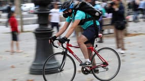 Une centaine de livreurs travaillant pour des sociétés de livraison de repas à domicile ont manifesté à vélo et à scooter samedi dans Paris 