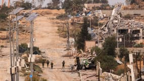 Des soldats israéliens patrouillent dans le quartier Zeitoun de la ville de Gaza le 25 novembre 2023, au deuxième jour de la trêve entre Israël et le Hamas. 