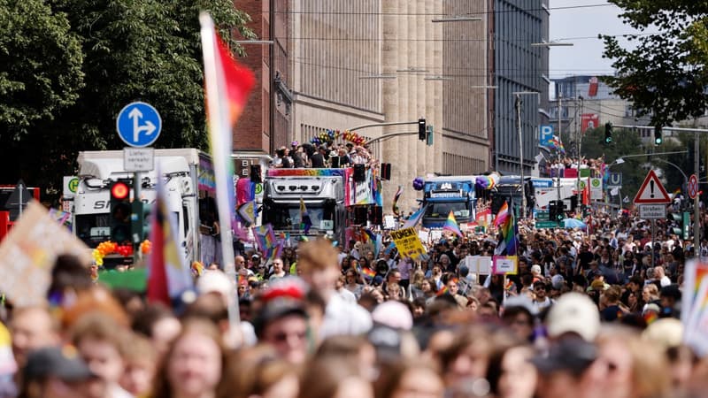 "Prendre position pour un avenir sans craintes": plus de 100.000 personnes à la marche des fiertés de Hambourg, une semaine après l'attentat à Berlin