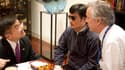 L'opposant Chen Guangcheng (au centre) en compagnie de l'ambassadeur américain à Pékin (à gauche). La Chine a indiqué que Chen Guangcheng pouvait déposer une demande pour étudier à l'étranger, ouvrant la voie à un règlement de la crise diplomatique qui l'