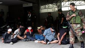 L'armée thaïlandaise est parvenue mercredi à prendre le contrôle du campement fortifié des "chemises rouges" à Bangkok, forçant les responsables de la contestation à se rendre, mais la capitale et le nord-est du pays restent le théâtre d'émeutes. /Photo p