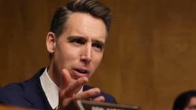 Le sénateur Josh Hawley.